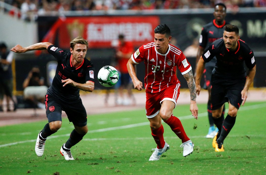 Záložník Bayernu James Rodríguez v akci proti Arsenalu