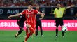 Útočník Bayernu Robert Lewandowski proměňuje penaltu proti Arsenalu