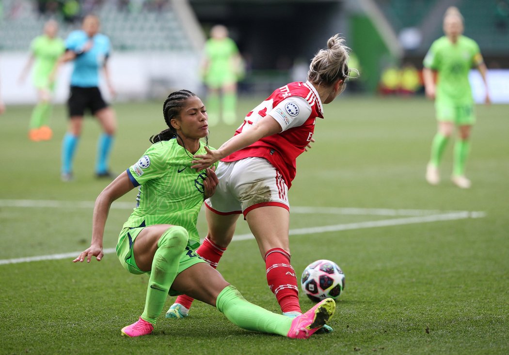 Ženský tým Arsenalu v zápase Ligy mistryň proti Wolfsburgu.