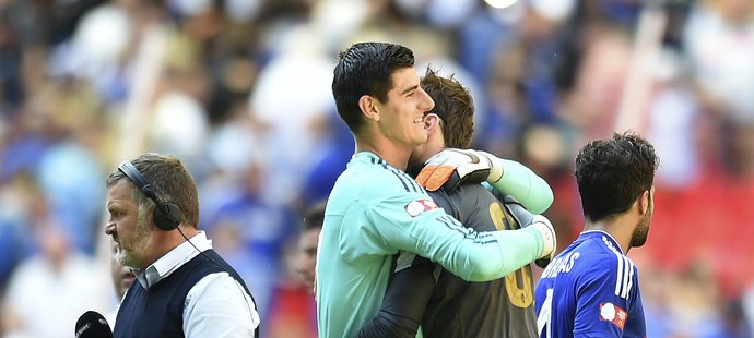 Brankáři Petr Čech a Thibaut Courtois ve vzájemném objetí