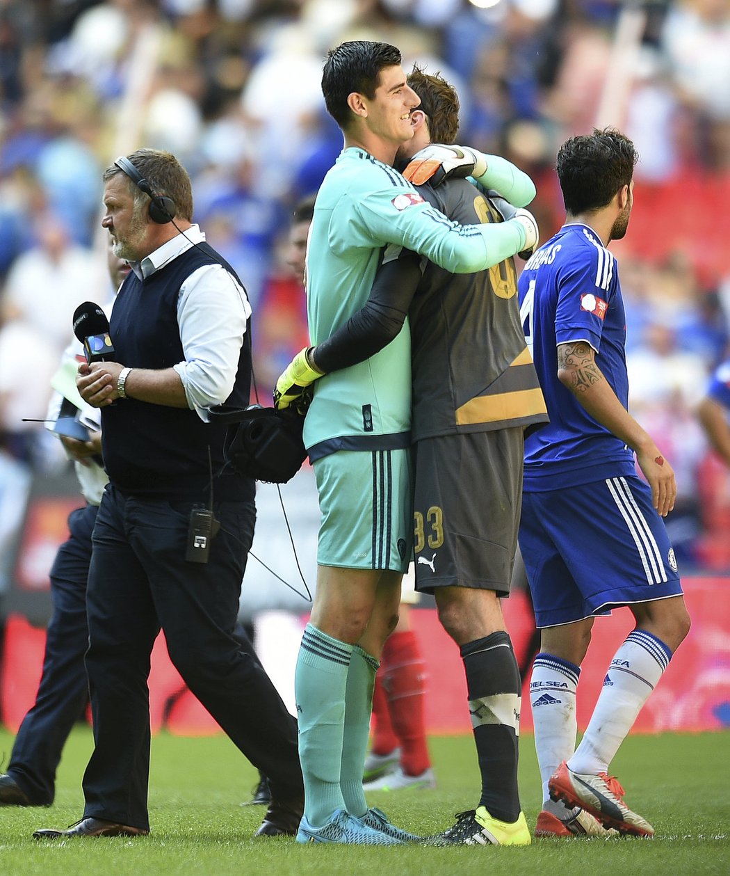 Brankáři Petr Čech a Thibaut Courtois ve vzájemném objetí