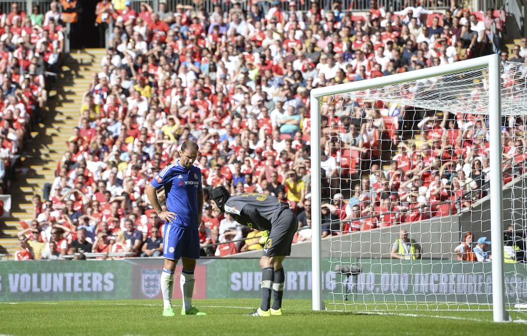 Obránce Chelsea Branislav Ivanovič clonil brankáři Arsenalu Petru Čechovi před přímým kopem