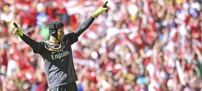 Brankář Arsenalu Petr Čech slaví vítězství nad Chelsea v anglickém Superpoháru