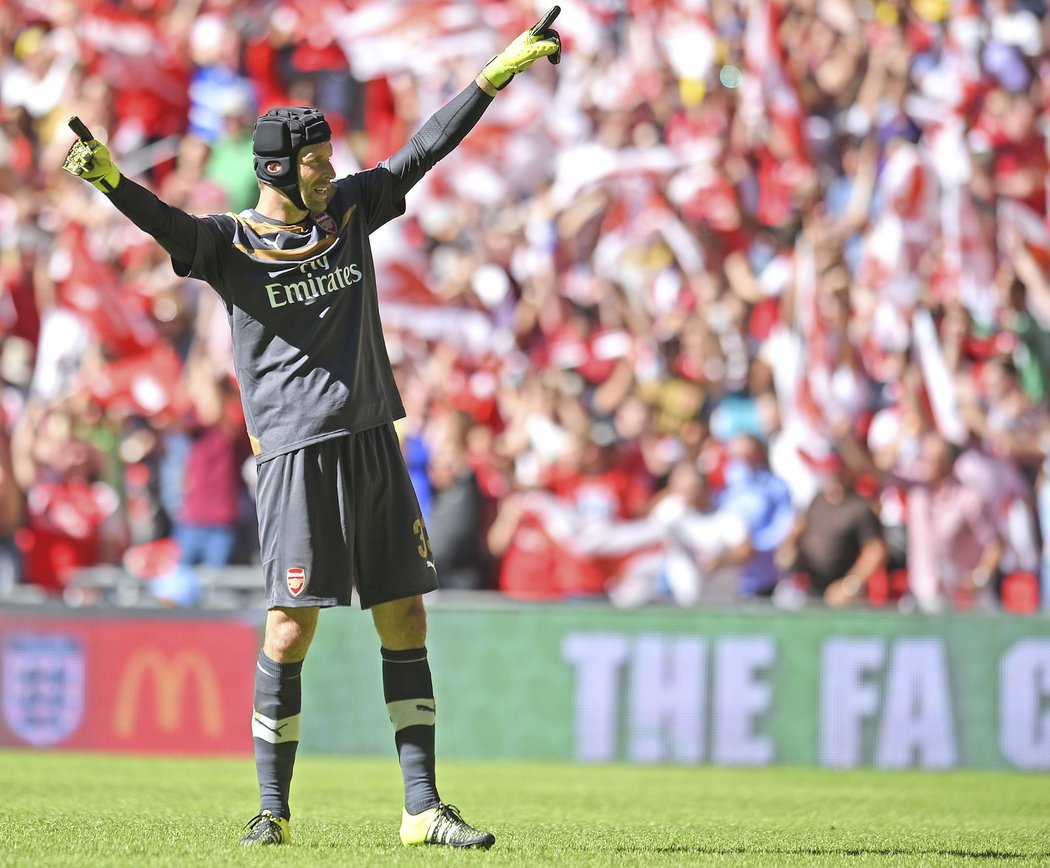 Brankář Arsenalu Petr Čech slaví vítězství nad Chelsea v anglickém Superpoháru