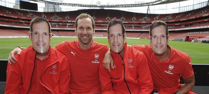 S maskami s podobiznou Petra Čecha se fotili také další hráči Arsenalu