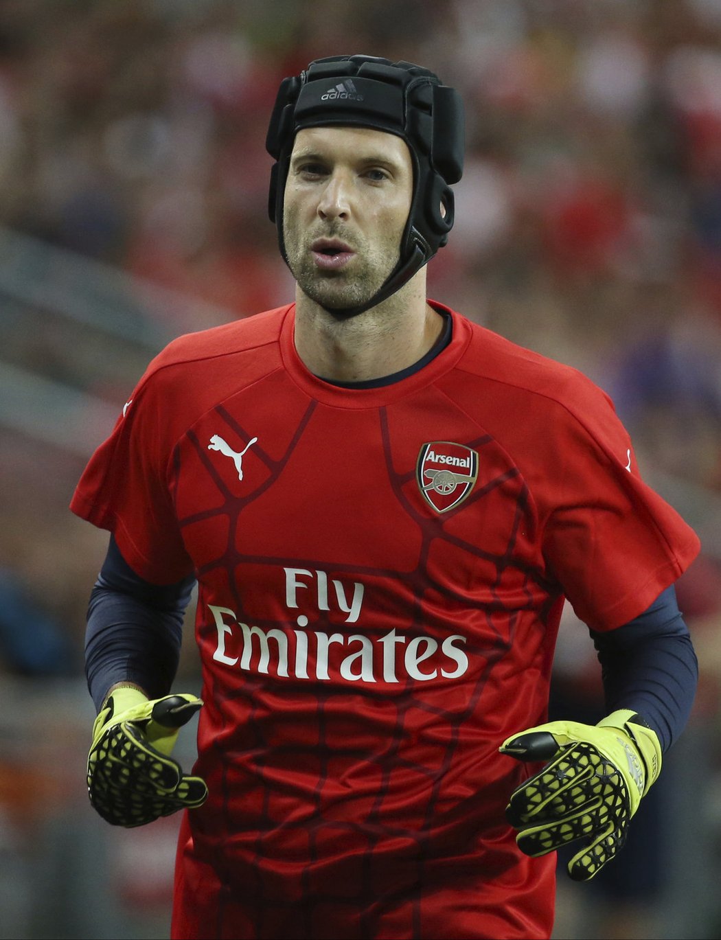 Brankář Arsenalu Petr Čech při rozcvičení před zápasem s Evertonem