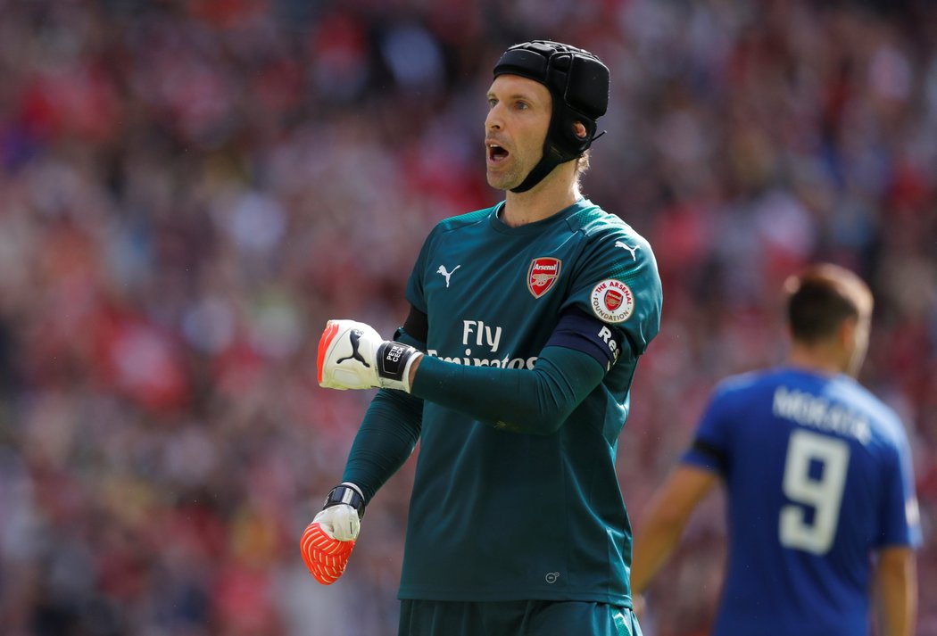 Brankář Arsenalu Petr Čech slaví triumf proti Chelsea