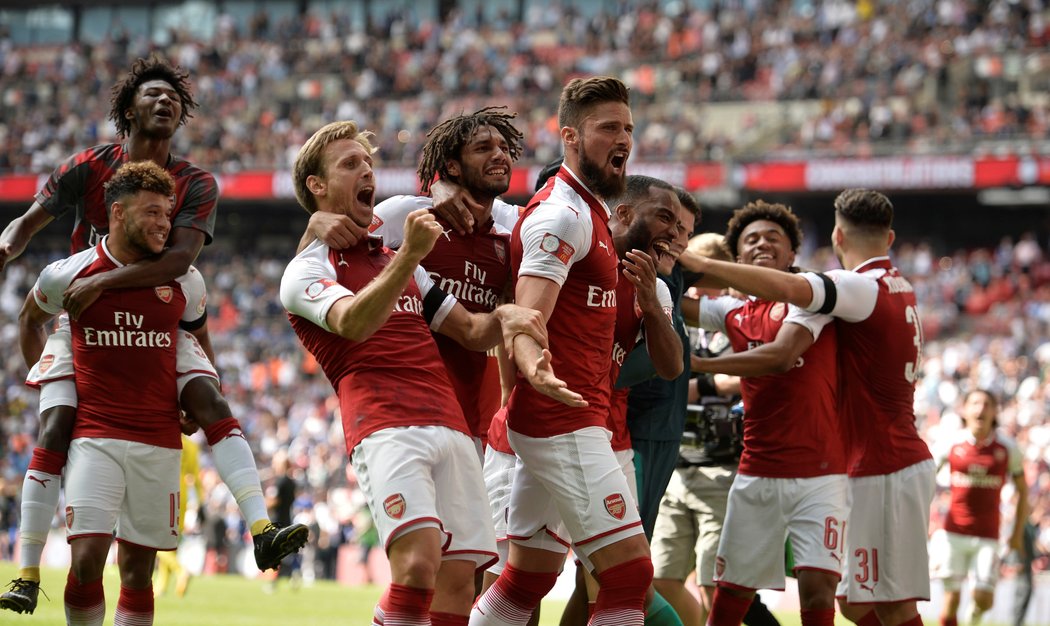 Fotbalisté Arsenalu s Petrem Čechem v brance porazili v anglickém Superpoháru Chelsea 4:1 na penalty. V normální hrací době skončil zápas 1:1.