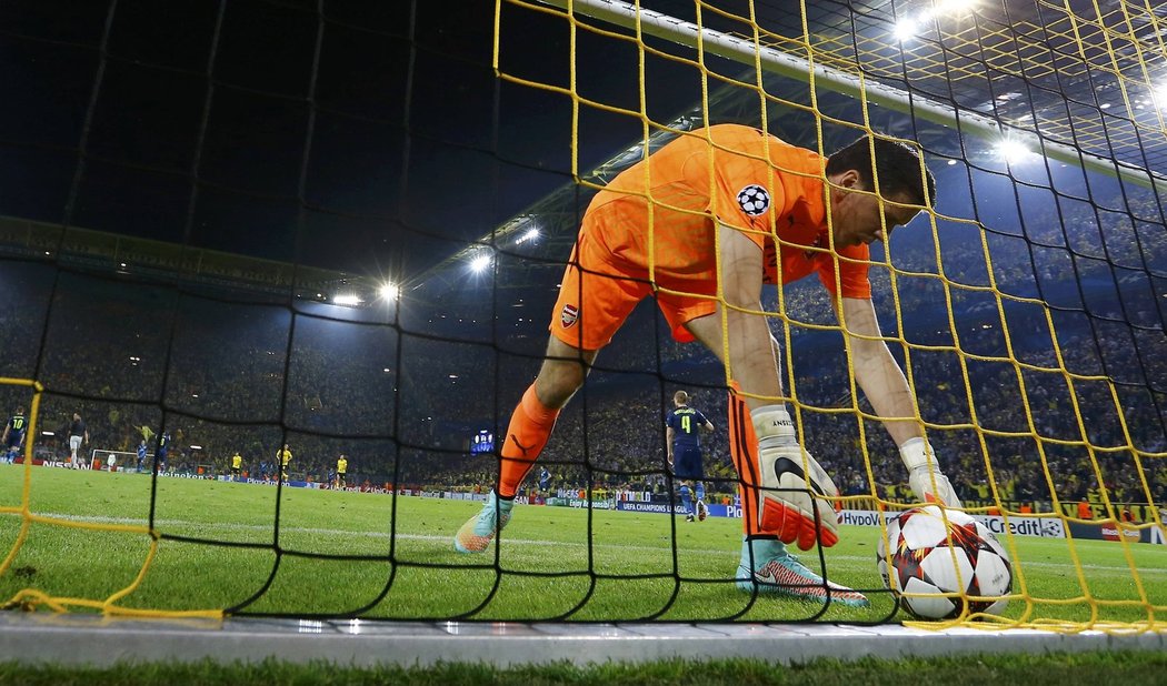 Brankář Arsenalu Wojciech Szczęsny musel v Dortmundu dvakrát tahat míč ze své sítě.