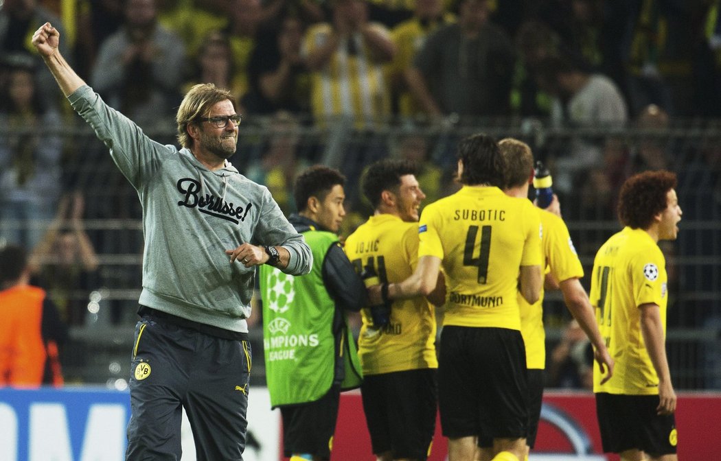 Šťastný trenér Borussie Dortmund Jürgen Klopp po výhře nad Arsenalem