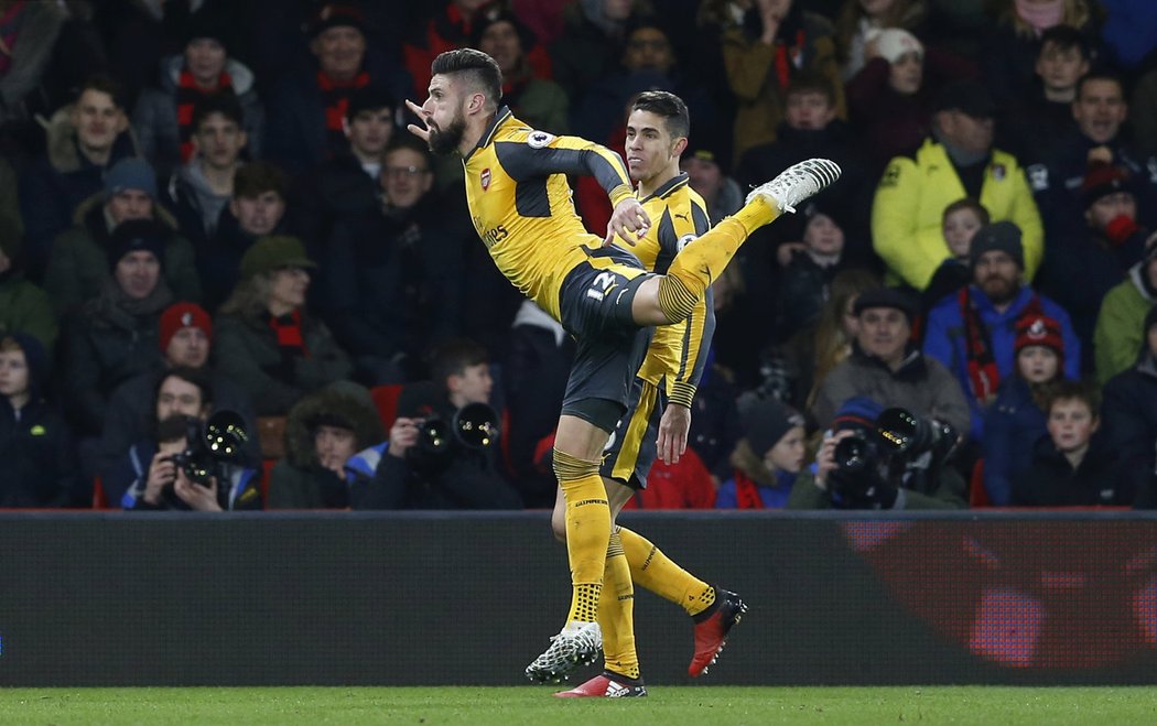 Útočník Arsenalu Olivier Giroud slavil gól na půdě Bournemouthu jako škorpion
