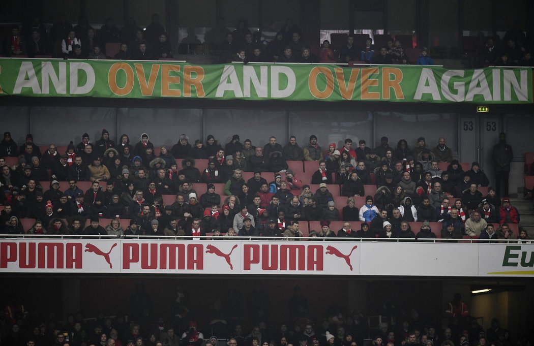 Na Emirates stadium bylo po dvou porážkách v řadě k vidění neobvykle mnoho prázdných míst