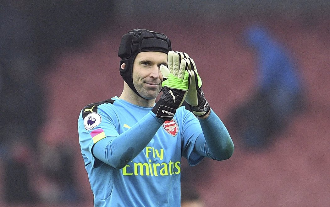 Petr Čech děkuje fanouškům Arsenalu po zápase s Hullem City