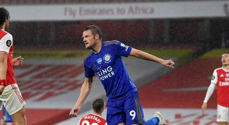 Leicester srovnal s Arsenalem v závěru, Chelsea se posunula na třetí místo