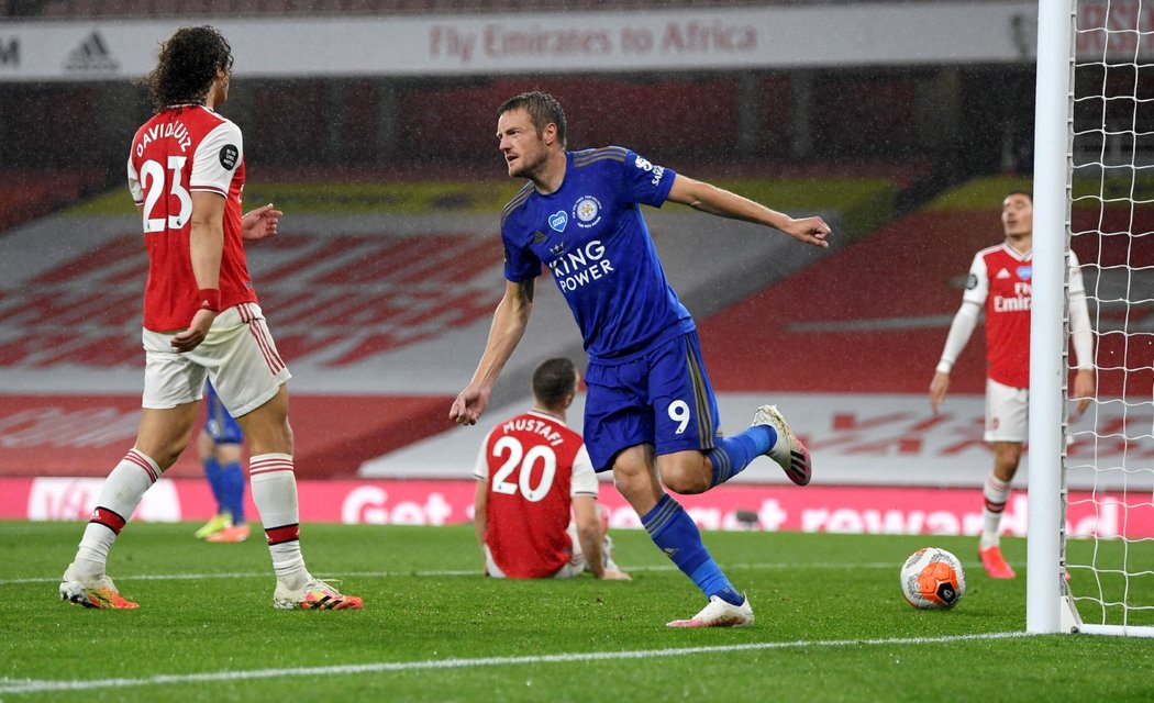 Jamie Vardy oslavuje vstřelenou branku do sítě Arsenalu