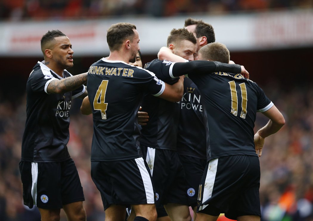 Fotbalisté Leicesteru slaví gól na půdě Arsenalu