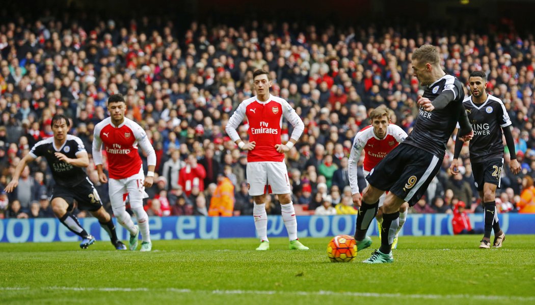 Útočník Leicesteru Jamie Vardy proměnil penaltu proti Arsenalu