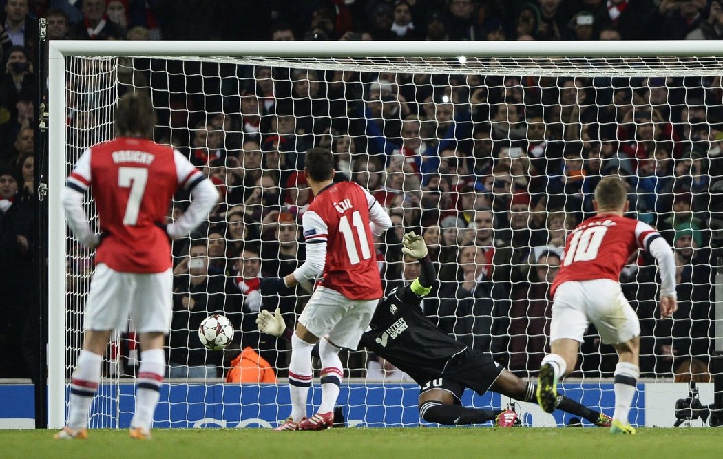Mesut Özil neproměnil pokutový kop, přesto Arsenal zvítězil nad Marseille 2:0.