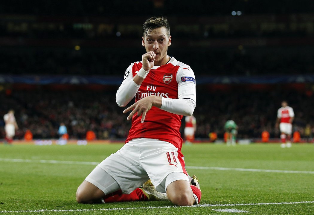 Záložník Arsenalu Mesut Özil nastřílel proti Ludogorci hattrick