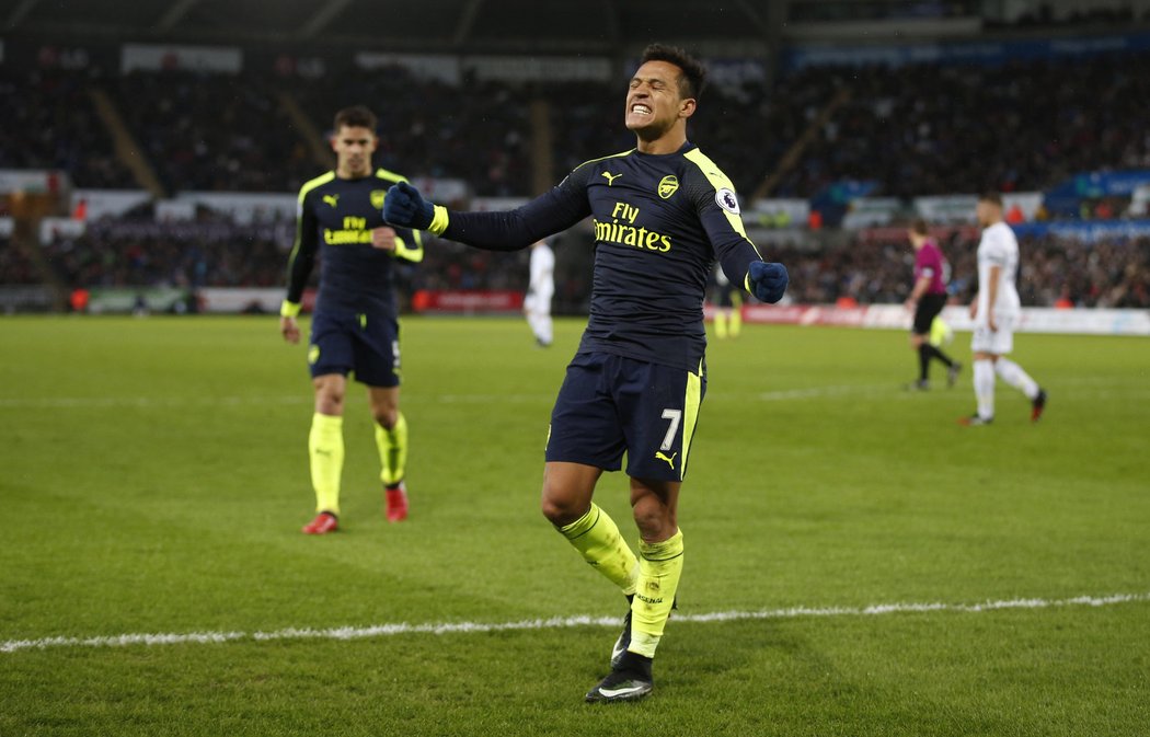 Útočník Arsenalu Alexis Sanchez přidal proti Swansea už čtrnáctou ligovou branku