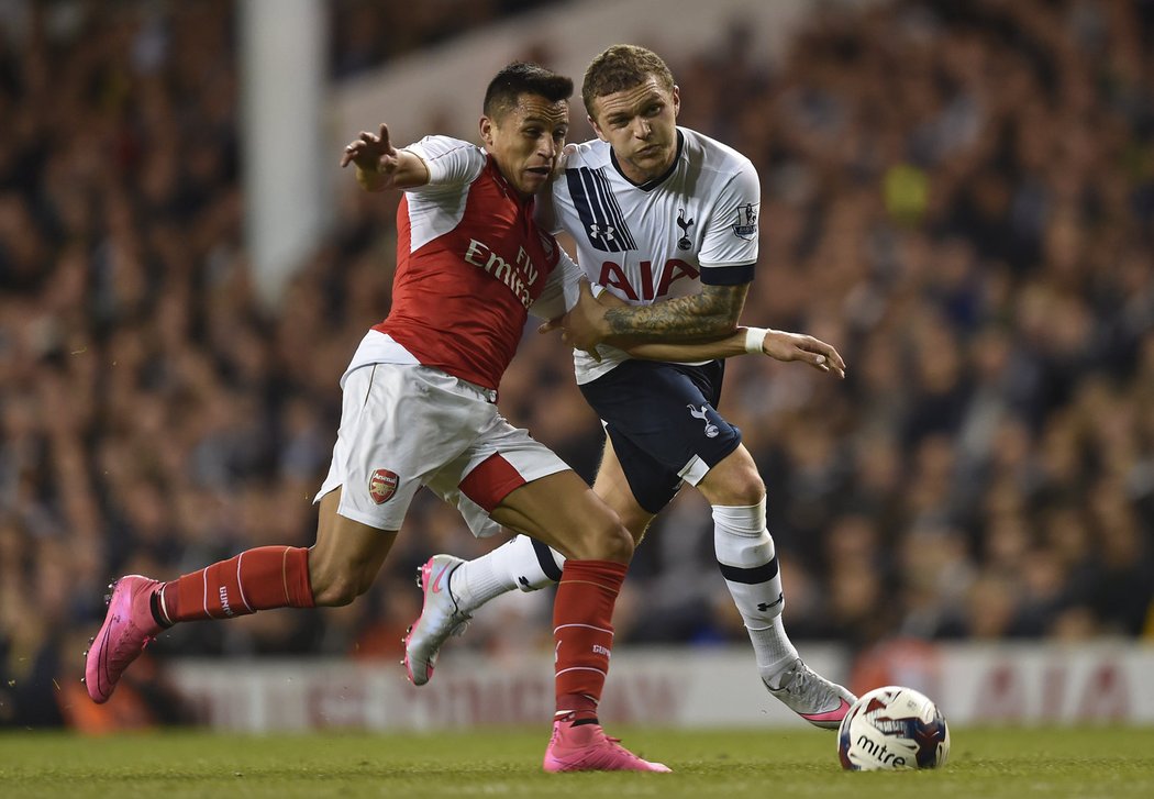 Alexis Sánchez z Arsenalu v souboji s Kieranem Trippierem.