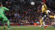 Záložník Arsenalu Theo Walcott překonává brankáře Basileje Tomáše Vaclíka