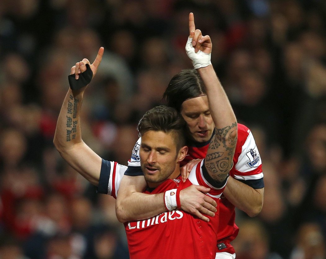 Rosický slavil se střelcem Giroudem. Arsenal porazil West Ham 3:1