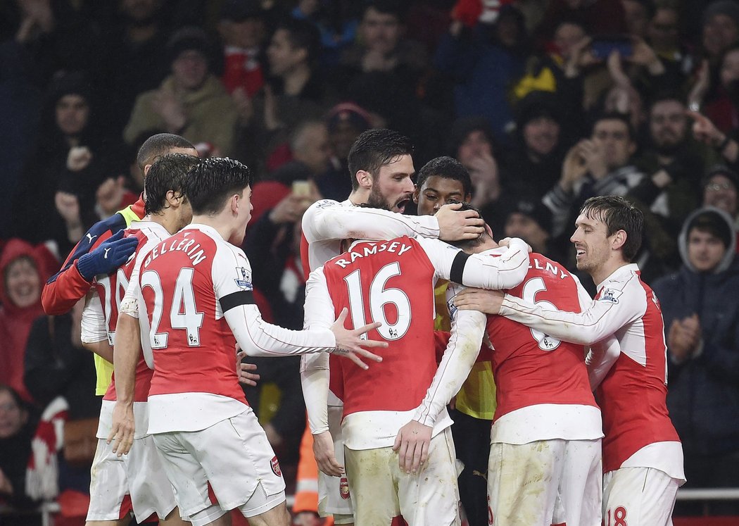 Fotbalisté Arsenalu slaví gól, díky kterému porazili Newcastle 1:0