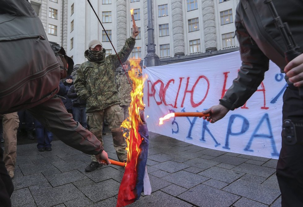Ukrajinští nacionalisté pálí v Kyjevě ruskou vlajku.