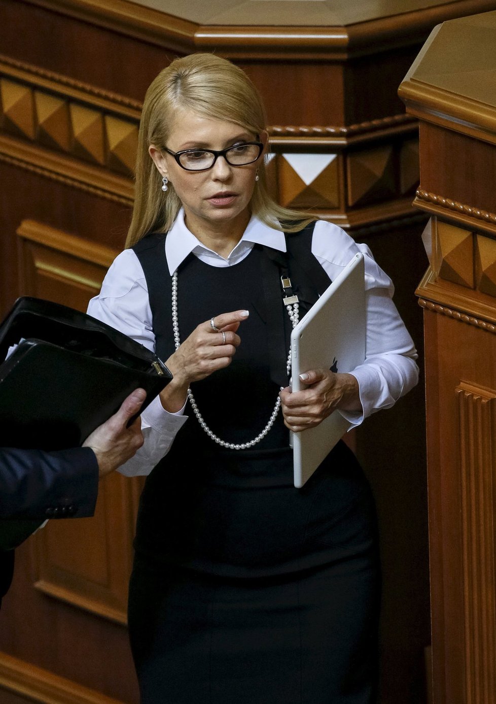 Julia Tymošenko si na protest dokonce rozpustila svůj věhlasný cop.