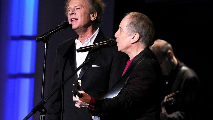 Art Garfunkel (vlevo) s Paulem Simonem v roce 2010
