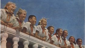 Pionýři malované děti. Socialistická táborová idylka na dobové pohlednici.