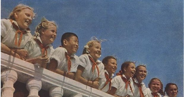 Pionýři malované děti. Socialistická táborová idylka na dobové pohlednici.