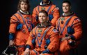 NASA představila posádku mise Artemis II: astronauti Christina Hammock Koch, Reid Wiseman (vepředu), Victor Glover aJeremy Hansen