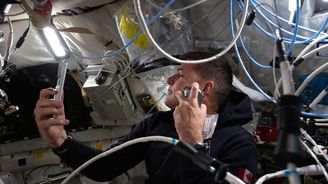 Jak se holí astronaut a musí se ve vesmíru cvičit? NASA ukázala nové fotografie z cesty Artemis II k Měsíci Jak se holí astronaut a musí se ve vesmíru cvičit? NASA ukázala nové fotografie z cesty Artemis II k Měsíci