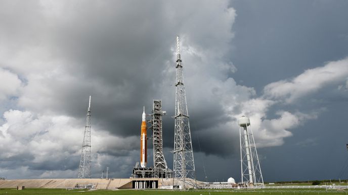 Z floridského mysu Canaveral má dnes podle plánu americké vesmírné agentury NASA odletět raketa Space Launch System (SLS) s modulem Orion, který bez posádky obletí Měsíc a vrátí se zpět na Zemi. Mise nazvaná Artemis I stojí na začátku nového programu NASA, který má ambice po půl století vrátit člověka na Měsíc