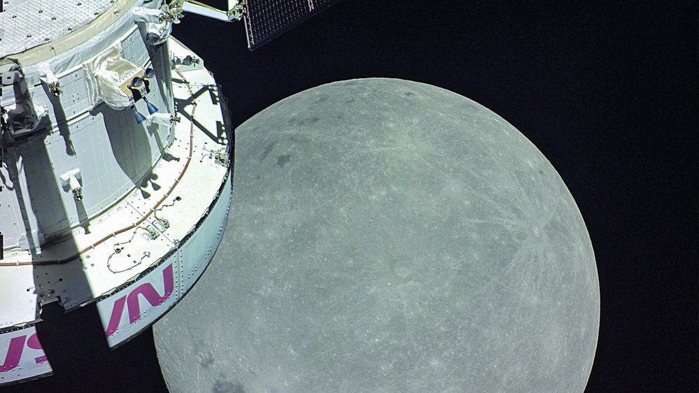 Záběr z obletu Měsíce