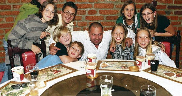 Syn Ivety Bartošové byl při oslavě štěstím celý bez sebe.