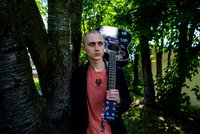 Artur (16) přišel do Ostravy jen s kytarou: Otčím mu poradil, jak prchnout před Rusy