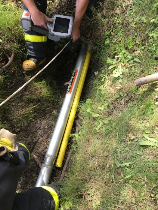 Hasiči v Havířově zachránili Artura. Pejsek uvázl v rouře.