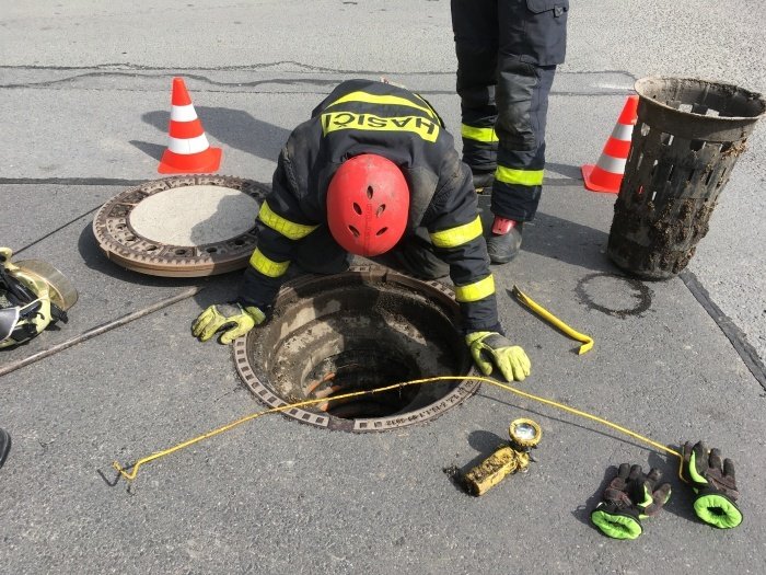 Hasiči v Havířově zachránili Artura. Pejsek uvázl v rouře.