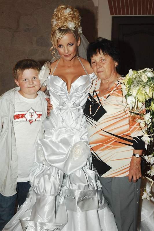 2008 Hluboká nad Vltavou Artur s babičkou Svatavou na svatbě Ivety s Jiřím Pomejem