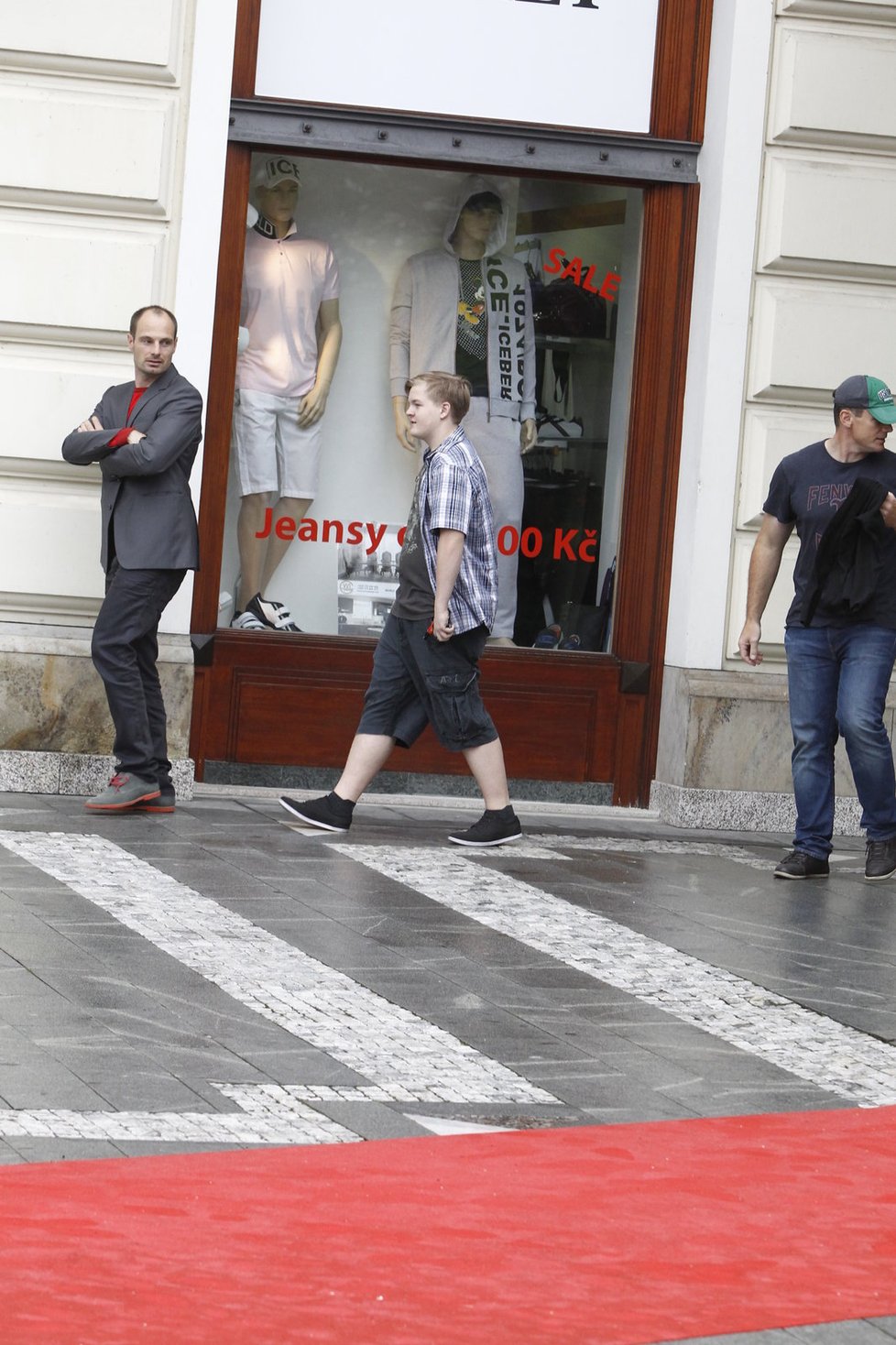 Jiří, Artur a Jan Štaidlovi na kolonádě. Jirka pro festival pracuje jako právník.