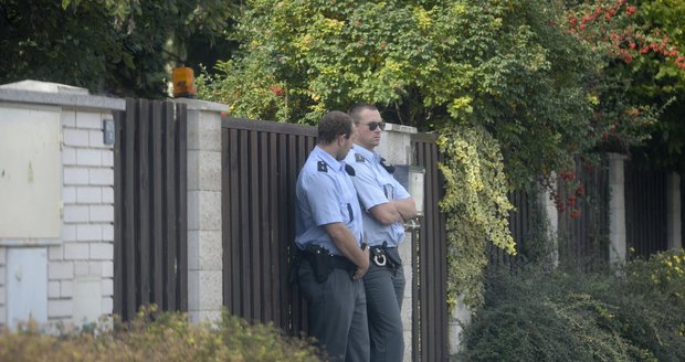 Policie před domem Ivety čeká, než přijede majitel, nebo jím pověřená osoba