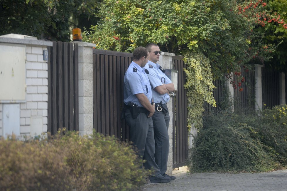 Policie před domem Ivety čeká, než přijede majitel, nebo jím pověřená osoba