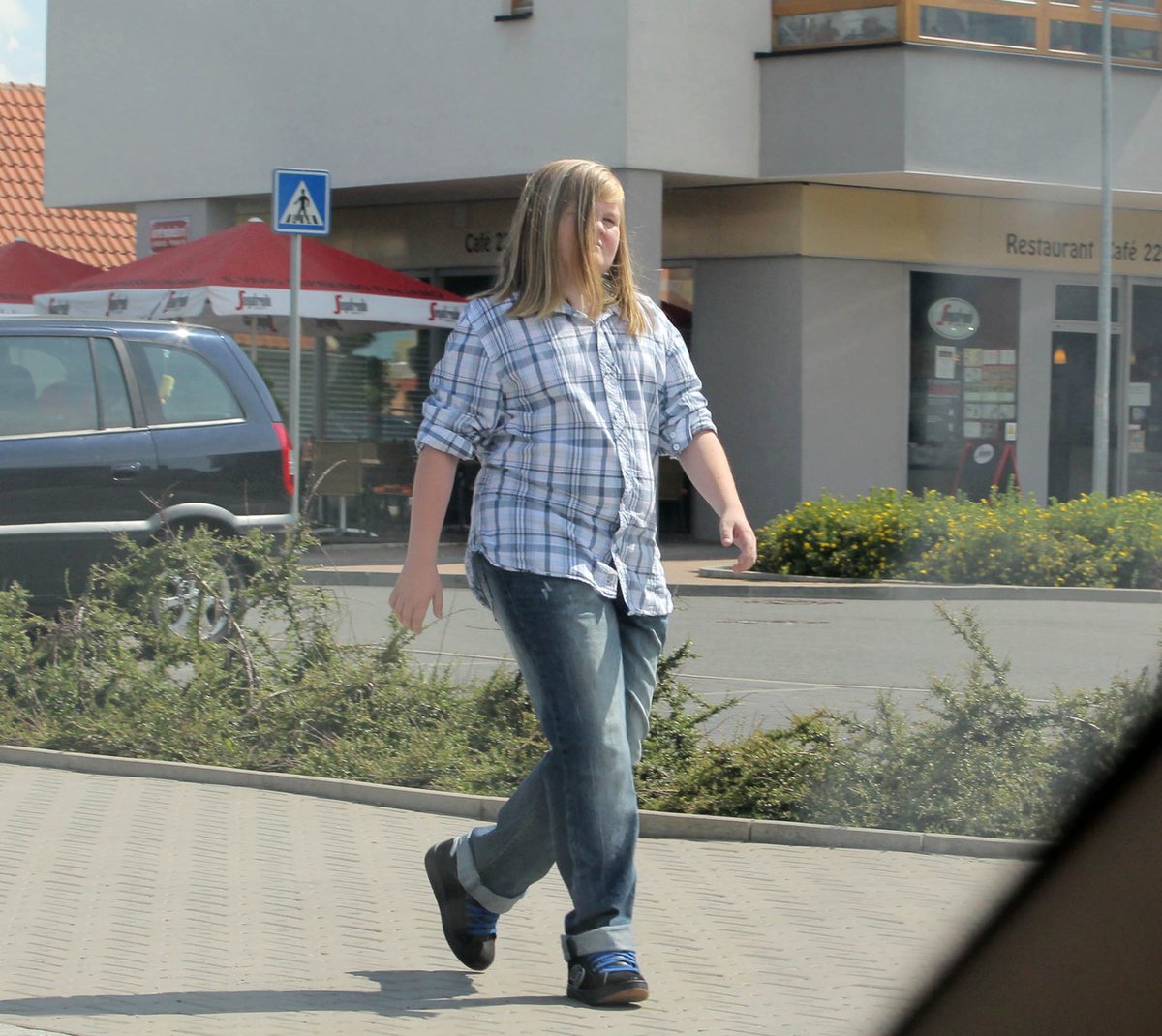 Artur si vysvědčení převezme až ve čtvrtek, zatím ho hlídá bratr Honza (Štaidlův starší syn).