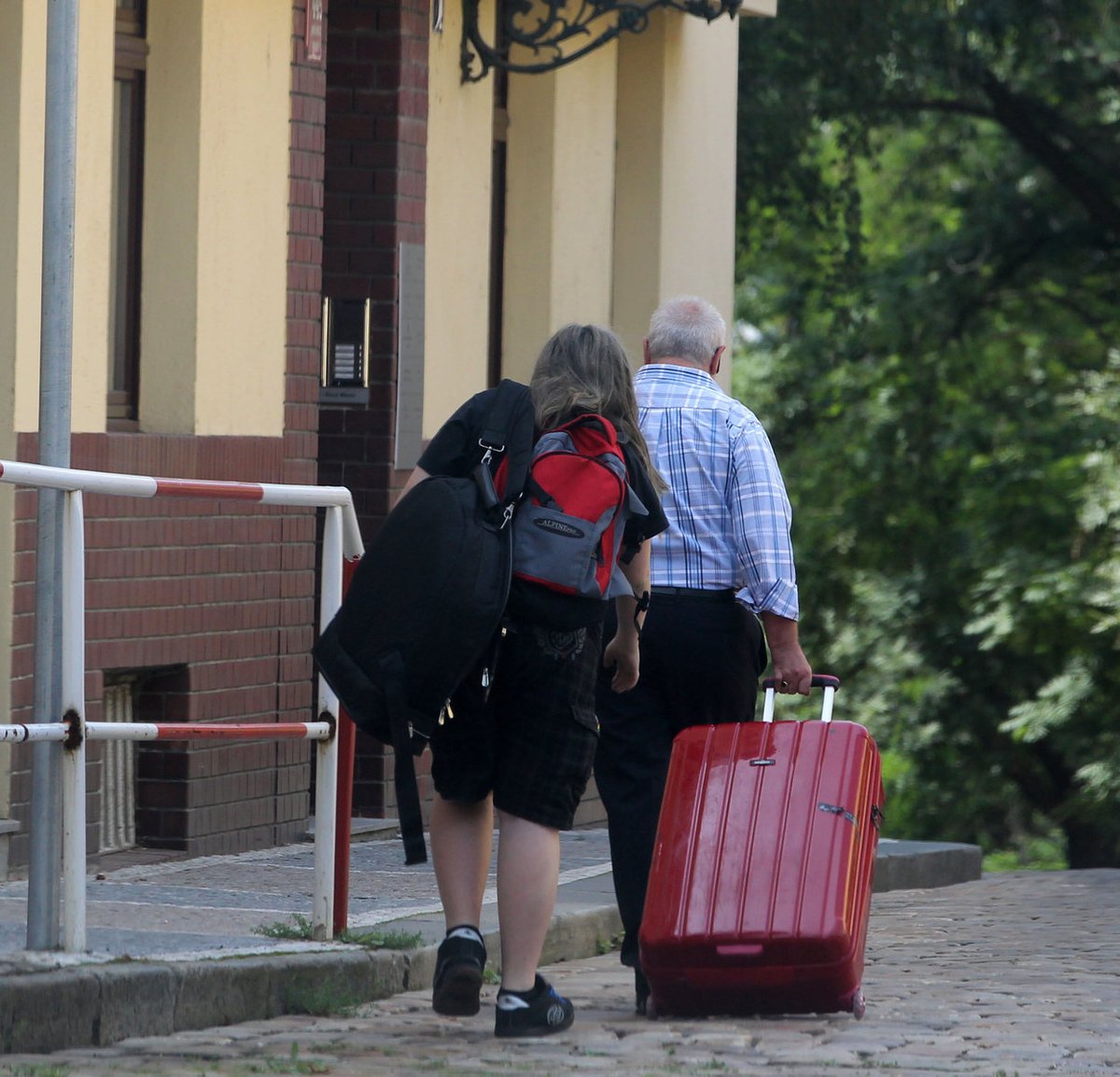 Máma se skrývá, Artur se proto po návratu z tábora uchýlil k tátovi.