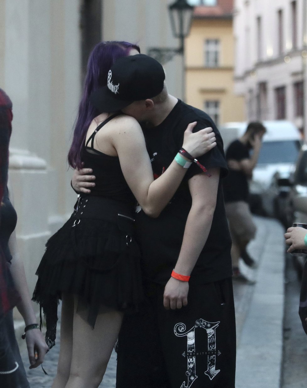 Artur Štaidl svou dívku objímal a líbal na ulici před klubem.