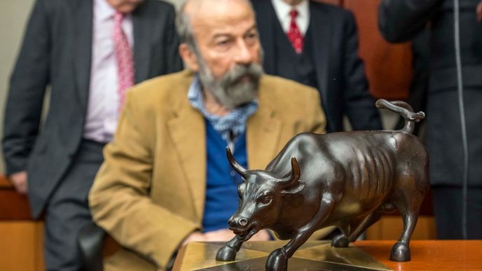 Arturo Di Modica, který je autorem sochy zuřícího býka na Wall Street.