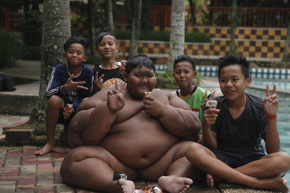 Arya Permana vážil neuvěřitelných 190 kilogramů. Na fotografii je se svými kamarády
